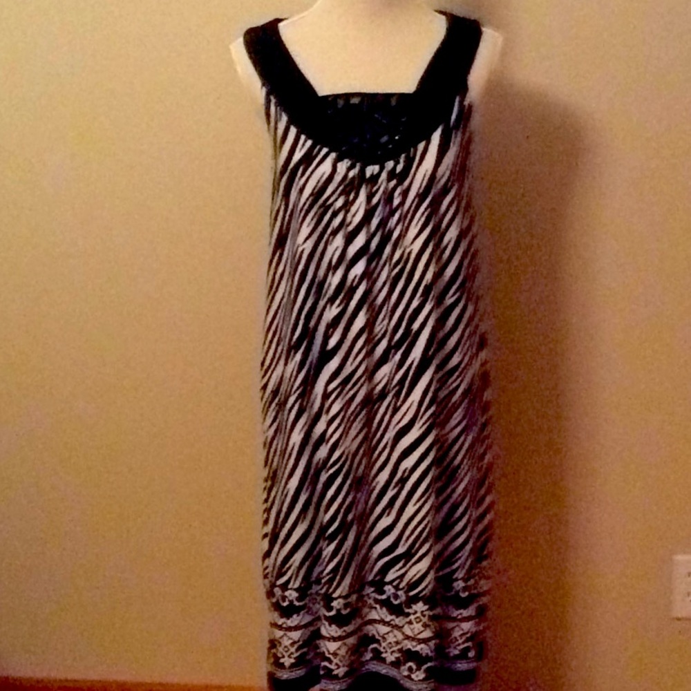 Notations black and white midi dress